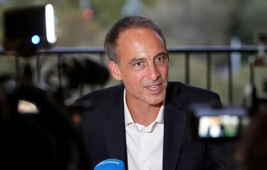 Raphaël Glucksmann répond aux journalistes, entouré de caméras et de micros.