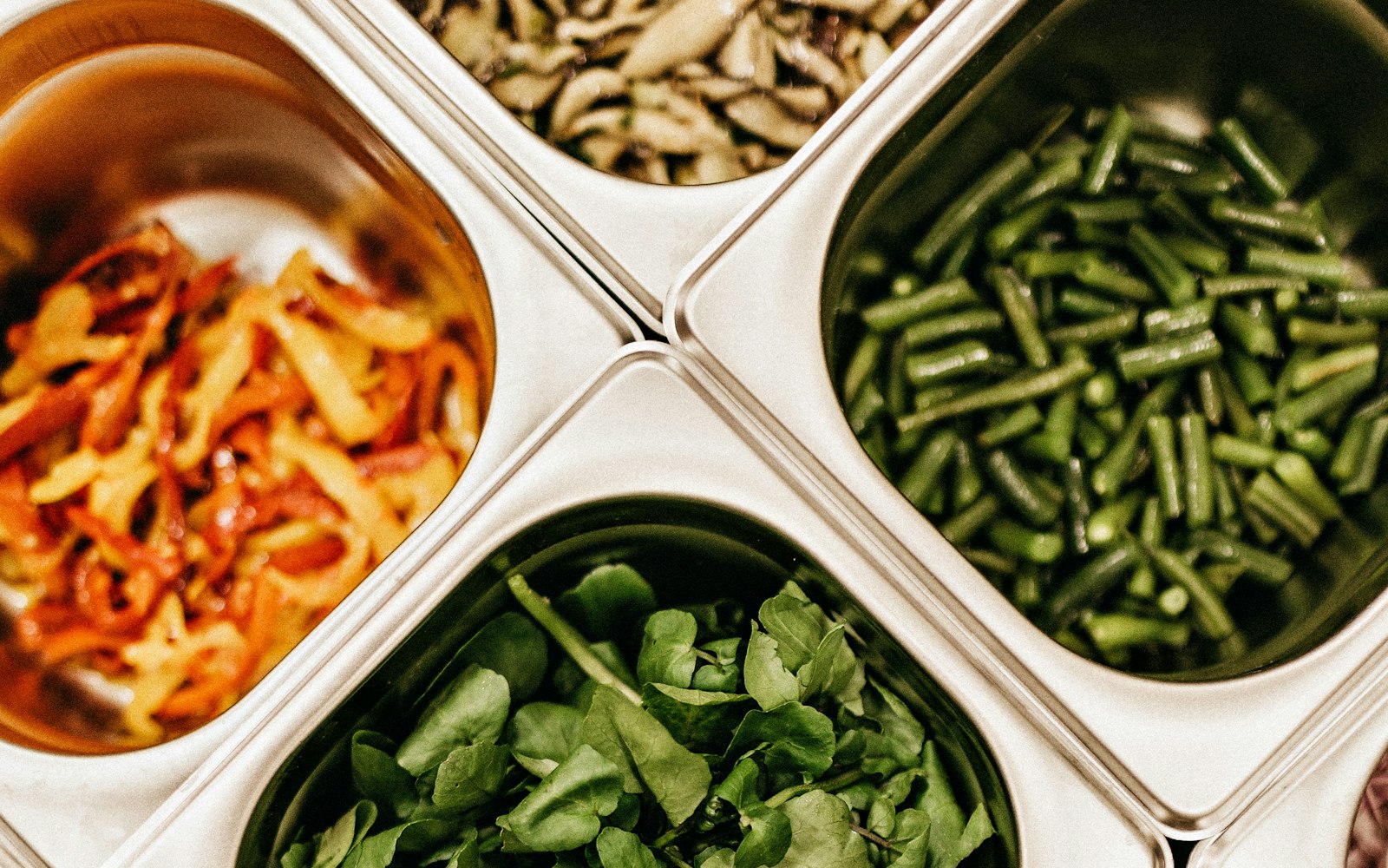 Bacs de crudités et de légumes dans un self de restauration collective