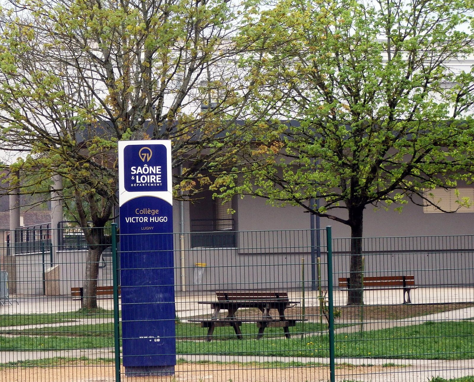 Entrée du collège Victor-Hugo de Lugny avec le panneau du Département de Saône-et-Loire