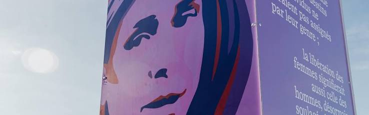 affiche violette avec femme dessus